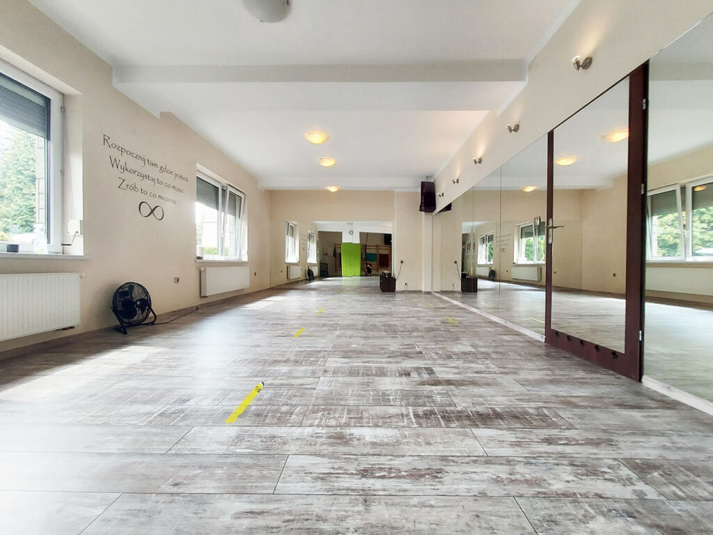 Profesjonalna sala do ćwiczeń z lustrami. Prowadzone są na niej treningi indywidualne (personalne) oraz grupowe. Sala znajduje się w Cieszynie.
