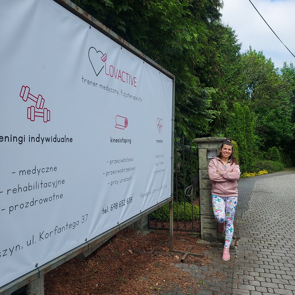 Zdjęcie pokazuje baner studia LovActive po lewej gdzie są treningi, masaż sportowy, masaż leczniczy, kinezjotejping i trening personalny oraz medyczny. Po prawej właścicielka studia.